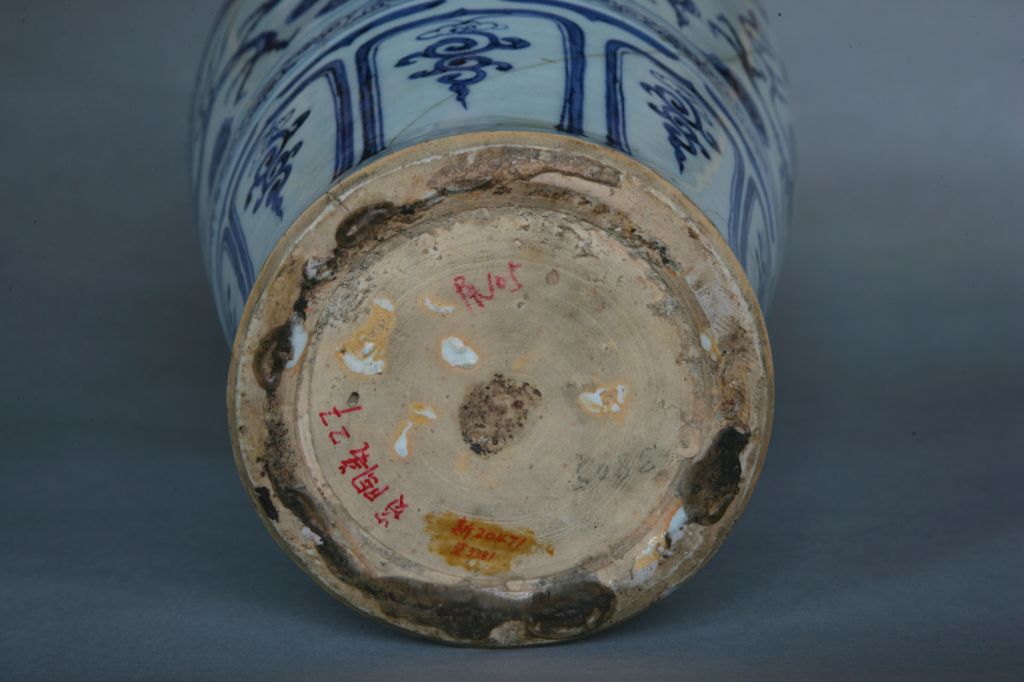 图片[2]-Jingdezhen kiln blue and white plum vase with cloud dragon pattern-China Archive